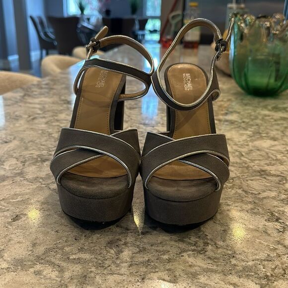 👠 Michael Kors Gray Suede Platform Heels - Size 8 - Picture 2 of 7